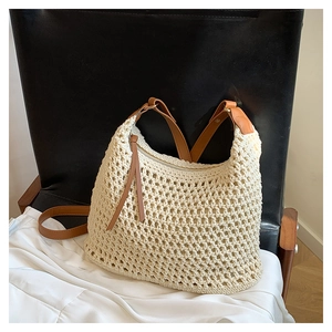 Dettaglio borsa shopper all'uncinetto crema con finiture in pelle marrone e trama a maglia