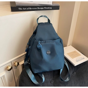 Makroaufnahme von pfauenblauem wasserdichtem Nylon und Reißverschluss am kleinen Rucksack