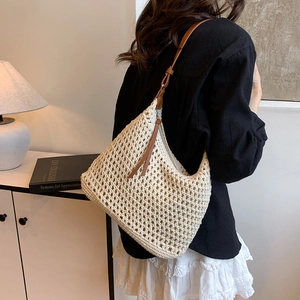 Dettaglio della borsa tote in crochet crema con tracolla regolabile in pelle marrone