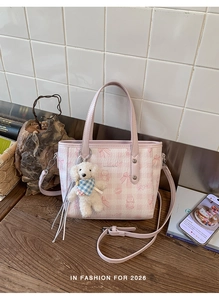 Sac fourre-tout rose gaufré avec motifs de chat, bandoulière et breloque chien en peluche