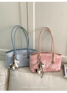 Détails de sacs fourre-tout roses et bleus avec motifs pixels et breloques cheval