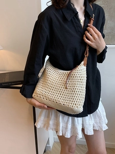 Borsa mare intrecciata beige all'uncinetto con manici in pelle marrone scuro e fibbia regolabile