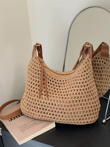 Elegante borsa hobo intrecciata con spalline in pelle marrone e motivo a rete da mare