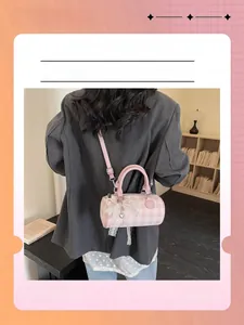 Vue mannequin du mini sac Boston à carreaux rose et blanc avec nœud en dentelle et bijoux