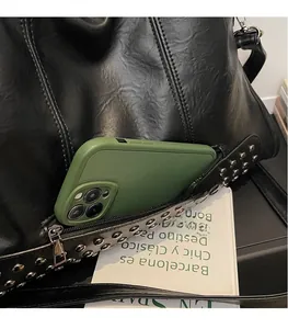 Detailansicht der schwarzen Leder-Tasche mit silbernen Nieten und seitlichem Reißverschluss