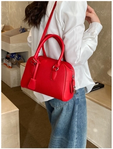 Dettaglio borsa Boston in pelle martellata rosso vivo con lucchetto in metallo