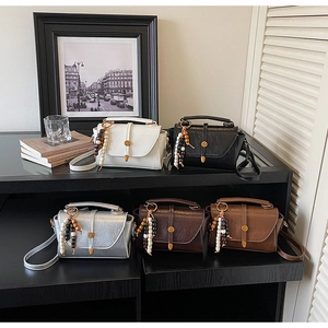Mini sacs bandoulière en cuir PU avec perles en bois vintage en cinq coloris divers