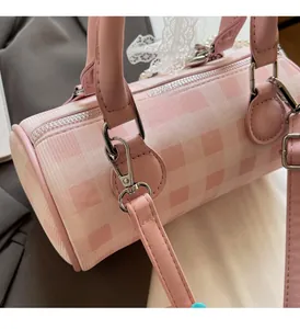 Détail du sac boston à damier rose avec ferrures argentées brillantes et poignées
