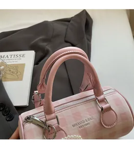 Détail du sac Boston à carreaux roses avec poignées renforcées et chaîne de perles