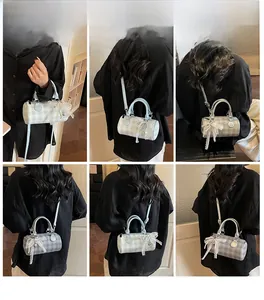 Vues détaillées du sac bowling à carreaux avec nœuds en dentelle et breloques perles