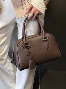 Borsa a mano Boston in pelle marrone scuro con motivo litchi e doppi manici superiori