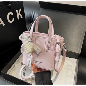 Rosa Eimertasche mit Perlenherz und Schleife in einer Geschenkbox präsentiert