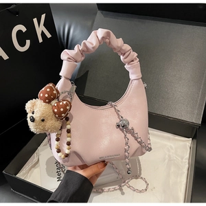 Rosa geraffte Hobo-Tasche mit Teddybär-Anhänger und Silberkette in einer Geschenkbox