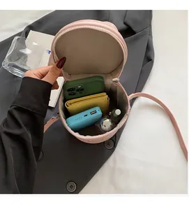 Vue détaillée de l'intérieur du sac seau rose montrant le rangement du téléphone