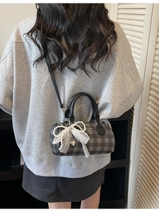 Sac bandoulière cylindrique avec motif à carreaux noir et gris et nœud en perles dentelle