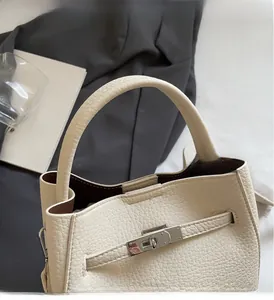 Dettaglio borsa a secchiello in pelle martellata beige con fibbia in metallo argento