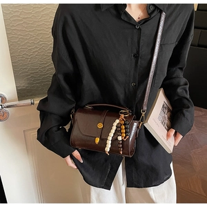 Sac bandoulière vintage marron foncé avec fermoir doré et accessoire de perles décoratif