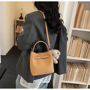 Borsa a secchiello marrone in pelle martellata con manico e ciondolo a forma di coniglio