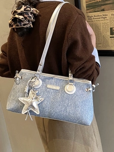 Sac bowling bleu clair scintillant avec breloque étoile argentée et détails métalliques