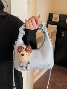 Hellblaue PU-Leder Halbmond-Handtasche mit gerafftem Griff und Bärenanhänger für Damen