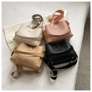 Vue détaillée des sacs seaux en crème, rose, kaki et noir avec de larges bandoulières