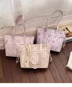 Détail de trois sacs fourre-tout à motifs avec de petits porte-monnaie assortis ours