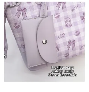 Détail du sac cabas à carreaux violets avec mini pochette amovible et texture cuir litchi