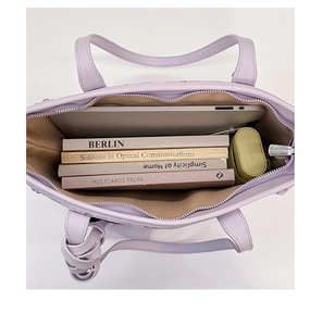 Détail de l'intérieur du cabas en cuir violet montrant la grande capacité de rangement