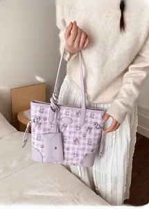 Détail du sac cabas à carreaux lilas avec motifs d'ours et petite pochette assortie