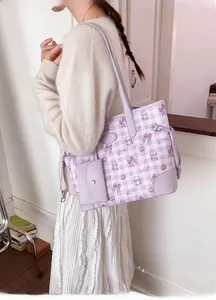 Détail d'un sac cabas violet clair à carreaux avec des imprimés de dessins animés mignons