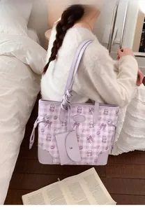Détail du cabas à carreaux violets avec imprimé ours mignon et breloque à cordon