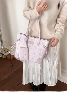 Détail du sac cabas à carreaux roses avec imprimé ours et petite pochette assortie