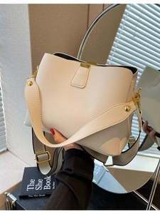 Sac seau chic en cuir crème motif litchi avec ferrures dorées et bandoulière large
