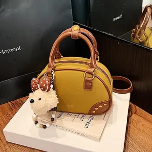 Sac à Épaule Boston en Cuir PU Mode pour Femmes Sac à Main Rétro Bloc de Couleur Avec Pendentif Ours en Peluche