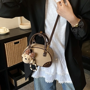 Sac à main bicolore marron style oreiller avec charm ours et bandoulière réglable