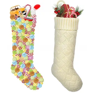 Vue détaillée d'une chaussette de Noël en tricot torsadé crème avec décoration