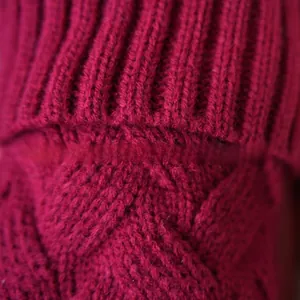 Gros plan sur le tissu en maille rouge foncé avec motifs côtelés pour chaussette de Noël