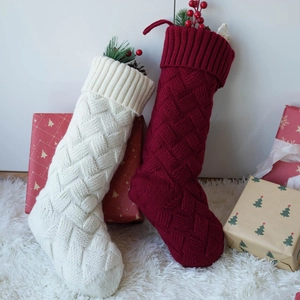Ensemble de chaussettes de Noël en tricot ivoire et bordeaux avec motifs de torsades