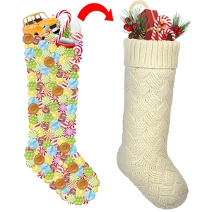 Chaussette de Noël en tricot crème avec motif torsadé et capacité de remplissage festive