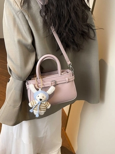 Mini borsa tote in pelle rosa pallido con ciondolo a forma di coniglio di peluche