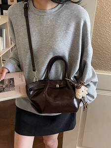 Vintage Umhängetasche in Dunkelbraun mit großem Fassungsvermögen und Hundeanhänger