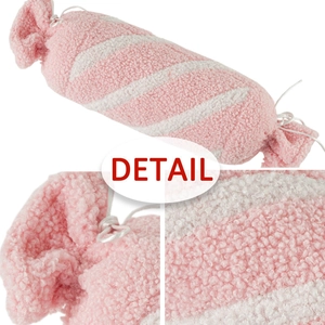 Cojín de peluche con forma de caramelo a rayas rosas y suave textura de vellón