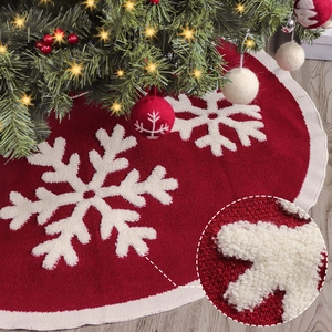 Détail du tapis de sapin de Noël tricoté rouge avec flocon de neige en peluche douce