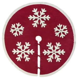 Détail de jupe de sapin de Noël rouge avec broderie flocon 3D et liens de serrage rouges