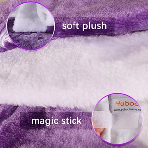 Dettaglio di tessuto in peluche viola con trama in fibra e chiusura in velcro