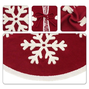 Vue détaillée du tapis de sapin de Noël tricoté rouge avec motifs de flocons blancs