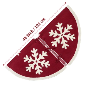Détail du tapis de sapin de Noël tricoté rouge de 122 cm avec flocons blancs et rubans