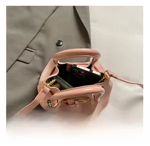 Innenansicht der rosa PU-Lederhandtasche mit Platz für Handy und Kosmetikartikel