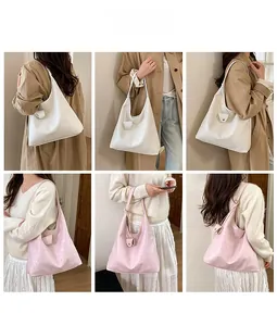 Collage di grandi borse tote in pelle PU nei colori bianco e rosa indossate dal modello