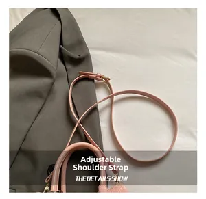 Details des verstellbaren rosa Taschenriemens mit Gold-Schnalle und Webstruktur